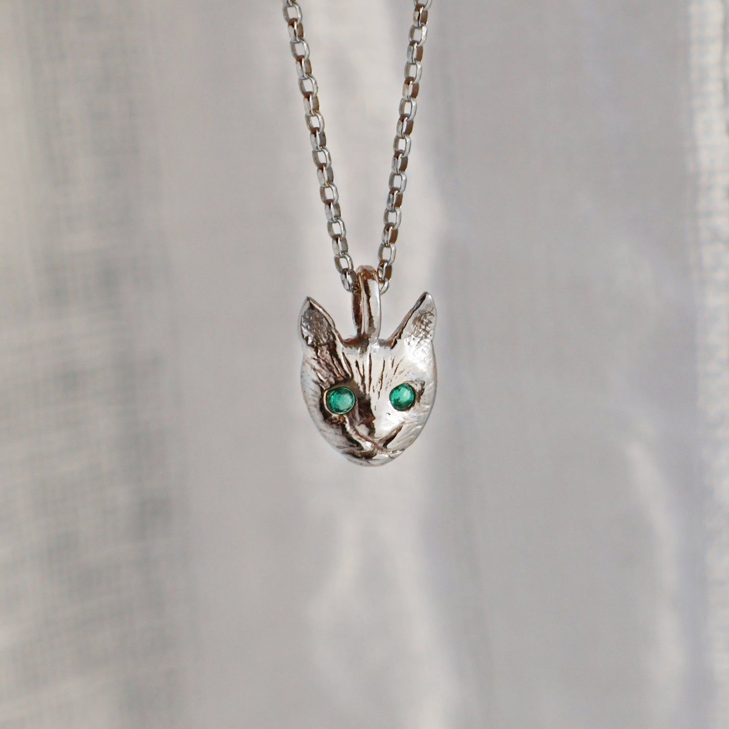 Cat Face Necklace - Silver - Emerald